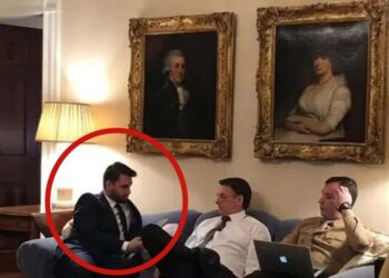 Filipe Martins (esq.), Jair Bolsonaro e Mauro Cid (dir.)