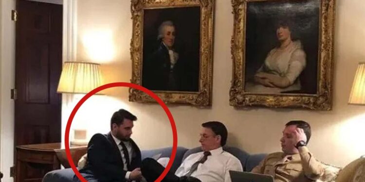 Filipe Martins (esq.), Jair Bolsonaro e Mauro Cid (dir.)