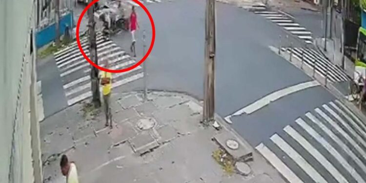 Motos se chocaram na Avenida Cruz Cabugá, no Recife