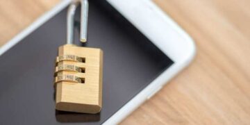 Tecnologia que acesa celulares mesmos desligados gera preocupação em Brasília