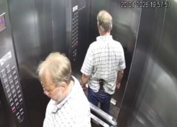 Homem circula por prédio armado com faca