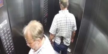 Homem circula por prédio armado com faca