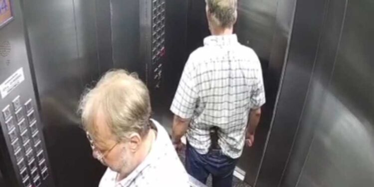 Homem circula por prédio armado com faca