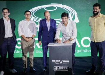 João Campos assinando o termo de concessão ao lado do empresário Mansur