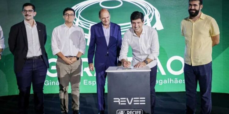 João Campos assinando o termo de concessão ao lado do empresário Mansur