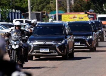 O ex-presidente estava internado para tratar crises de soluço