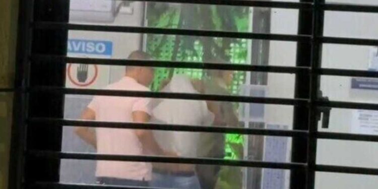 Policial teria repassado dados a político preso por corrupção