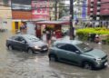 Avenida Dantas Barreto fica alagada após chuva no Recife