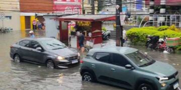 Avenida Dantas Barreto fica alagada após chuva no Recife