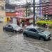 Avenida Dantas Barreto fica alagada após chuva no Recife