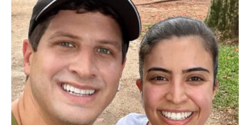 O prefeito João Campos (PSB) e sua noiva, a deputada federal Tabata Amaral