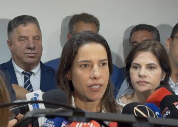 A governadora Raquel Lyra, durante a entrevista na Assembleia Legislativa de PE