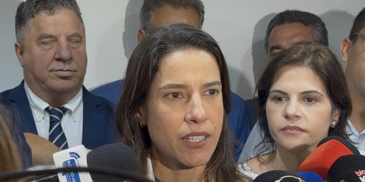 A governadora Raquel Lyra, durante a entrevista na Assembleia Legislativa de PE