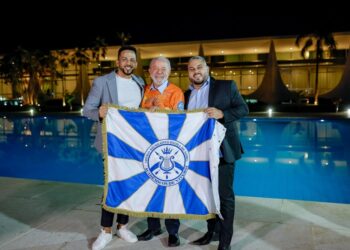 O Carnavalesco Thiago Martins, Presidente Lula (PT) e o Presidente da Niterói Wallace Palhares (esq. p/ dir.)