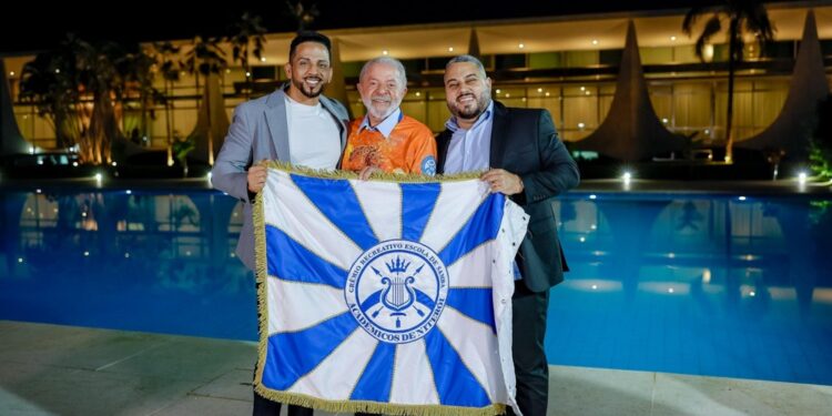 O Carnavalesco Thiago Martins, Presidente Lula (PT) e o Presidente da Niterói Wallace Palhares (esq. p/ dir.)