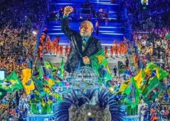 Carro Alegórico da Acadêmicos de Niterói, com uma estátua gigante de Lula