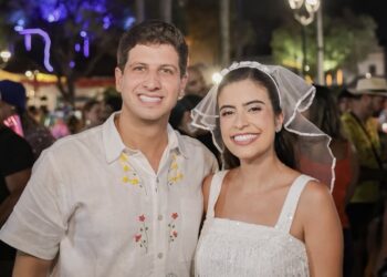 João e Tabata fantasiada de noiva no Carnaval não se desgrudaram nos festejos
