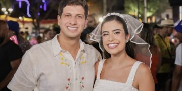 João e Tabata fantasiada de noiva no Carnaval não se desgrudaram nos festejos