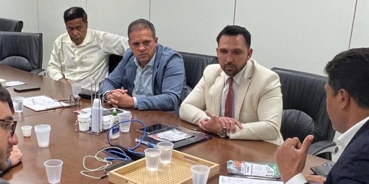 O presidente da ACS, Luiz Torres, apresenta demandas da tropa em reunião