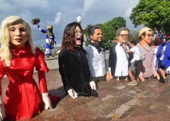 Encontro de bonecos gigantes em Olinda, nesta segunda (16)