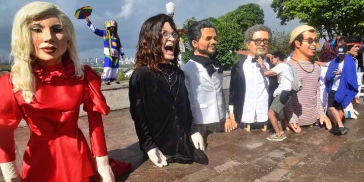 Encontro de bonecos gigantes em Olinda, nesta segunda (16)