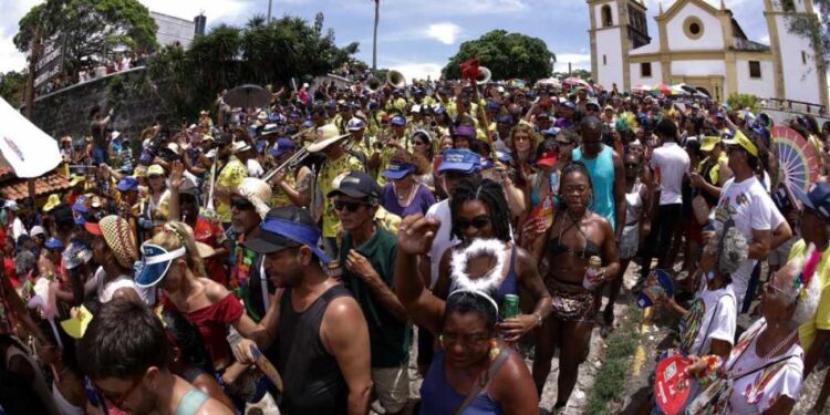 Bacalhau do Batata desfila em Olinda