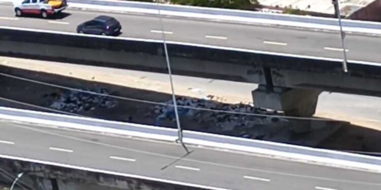 Acúmulo de lixo embaixo de viaduto em Boa Viagem