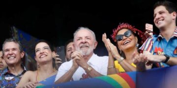 Raquel, Lula, Janja, com a camisa amarela da Pitombeira, e João Campos