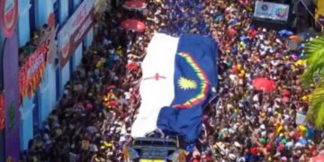 Bandeirão de Pernambuco é estendido entre a multidão em Olinda