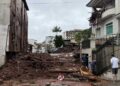 Terra desceu e invadiu prédios e casas no bairro Paineiras, em Juiz de Fora