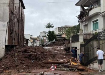 Terra desceu e invadiu prédios e casas no bairro Paineiras, em Juiz de Fora