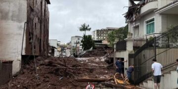 Terra desceu e invadiu prédios e casas no bairro Paineiras, em Juiz de Fora
