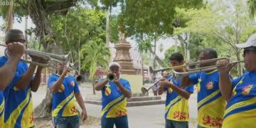 Clarins anunciam o frevo durante o carnaval