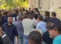 Manifestantes protestam contra João Campos antes de votação de impeachment na Câmara