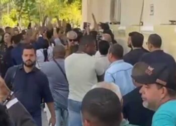 Manifestantes protestam contra João Campos antes de votação de impeachment na Câmara