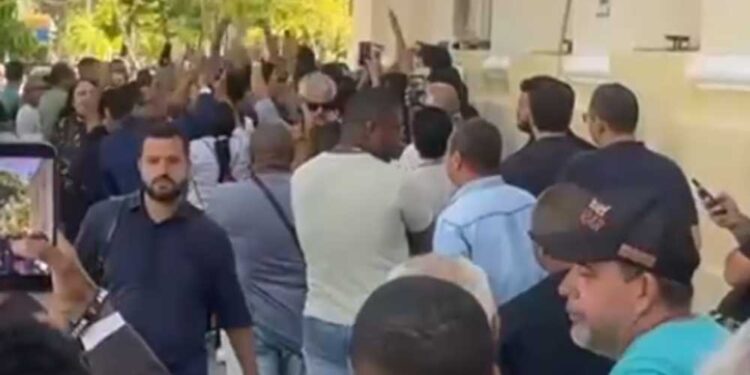 Manifestantes protestam contra João Campos antes de votação de impeachment na Câmara