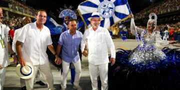 Governo adota discrição durante desfile em homenagem a Lula na Sapucaí