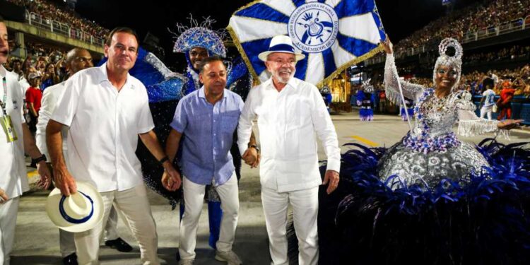 Governo adota discrição durante desfile em homenagem a Lula na Sapucaí