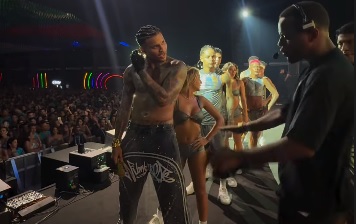 Neiff durante apresentação no Carvalheira