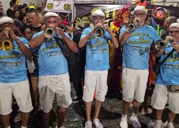 Clarins anunciam o frevo durante o carnaval