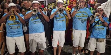 Clarins anunciam o frevo durante o carnaval