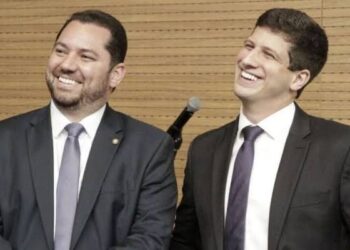 O vereador Romerinho Jatobá e o prefeito João Campos (PSB)