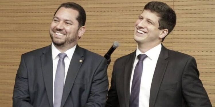 O vereador Romerinho Jatobá e o prefeito João Campos (PSB)