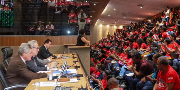 Professores na Alepe durante sessão nesta terça-feira (31)