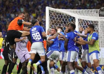 Briga generalizada na final do Mineiro entre Atlético-MG e Cruzeiro