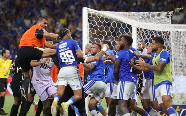 Briga generalizada na final do Mineiro entre Atlético-MG e Cruzeiro