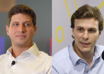 Prefeito João Campos (PSB) e o ex-prefeito de Petrolina, Miguel Coelho (União Brasil) (esq. p/ dir.)