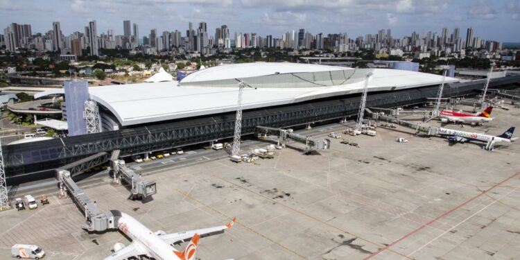 Aeronave saiu de Guarulhos (SP) em direção a Fernando de Noronha