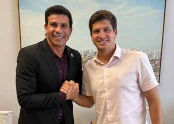 O presidente do PT-PE, Carlos Veras e o prefeito João Campos (PSB) (esq. p/ dir.)