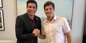 O presidente do PT-PE, Carlos Veras e o prefeito João Campos (PSB) (esq. p/ dir.)